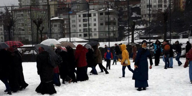 Rize de işçilere kar eziyeti