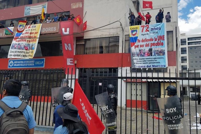 SENDİKALARIN KAPATILIP EMEKÇİLERİN ÖRGÜTLENME HAKKI ENGELLENEMEZ, EKVADOR’DA “UNE” SENDİKASI İLE ULUSLARARASI DAYANIŞMAYI BÜYÜTELİM